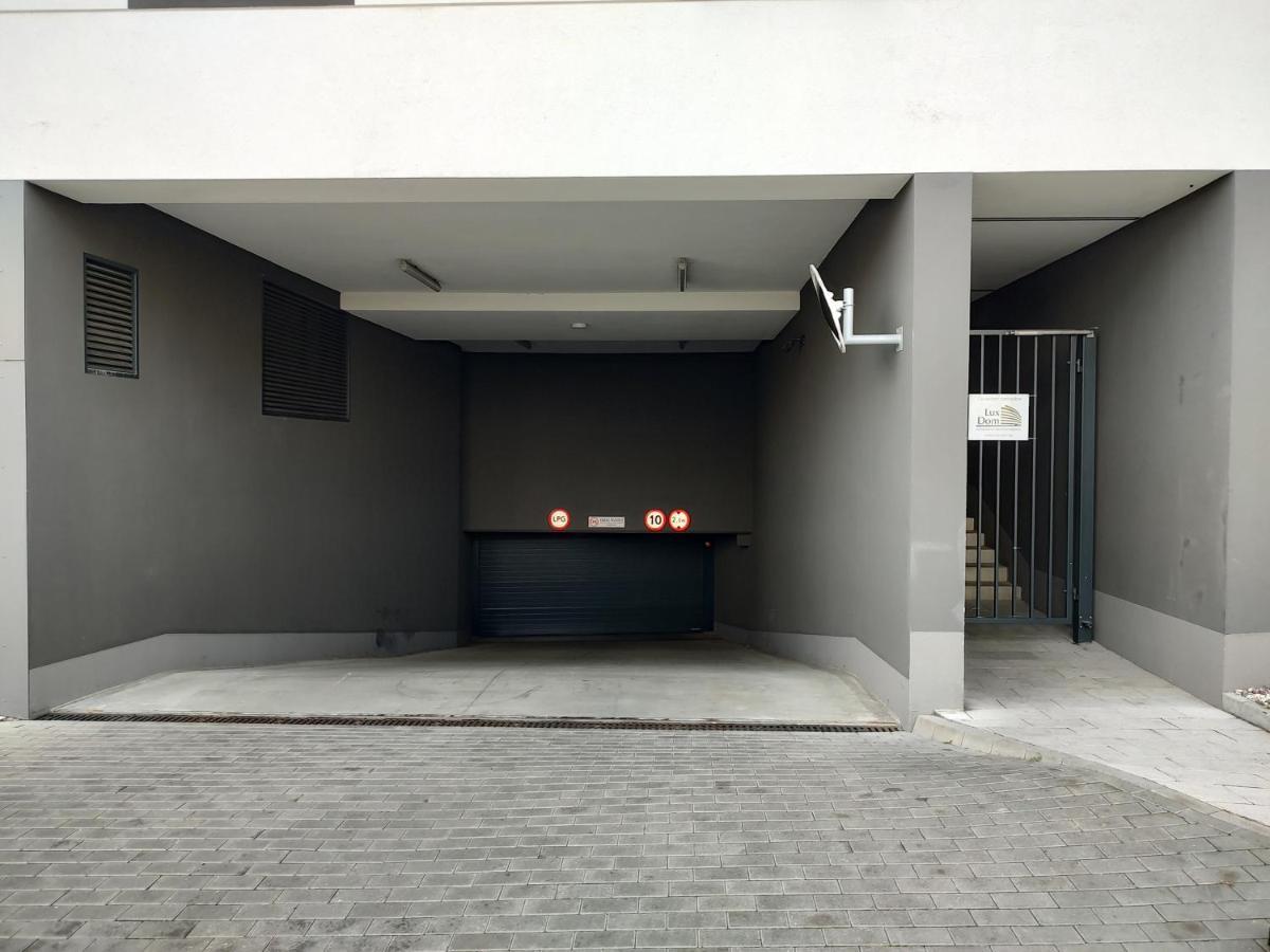 Uroczy Apartament Z Miejscem Na Auto W Garazu Varsóvia Exterior foto